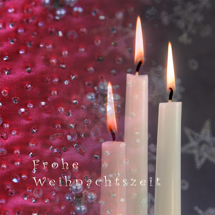 Drei weisse Kerzen mit Text Frohe Weihnachten