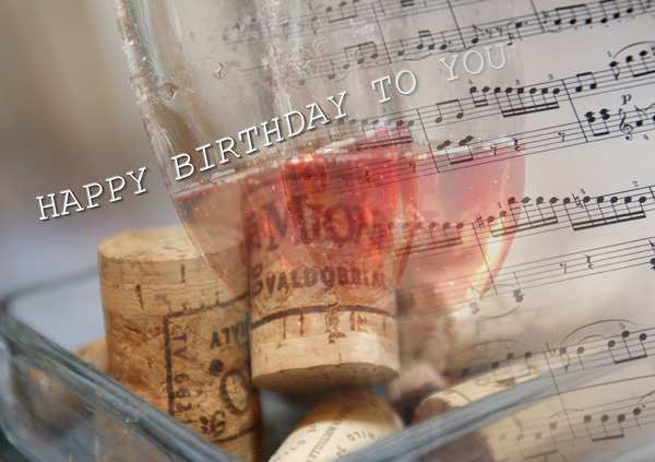 Weinzapfen im Glas, Hintergrund Musiknoten, Text " Happy Birthday to you"