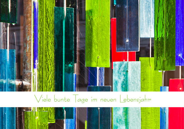 Abstraktes Farbenspiel mit Glasplatten und Text "Viele bunte Tage im neuen Lebensjahr"