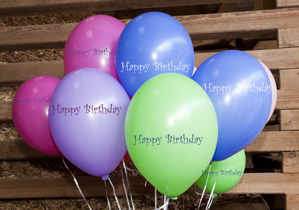 Bunte Ballone mit Text "Happy Birthday"