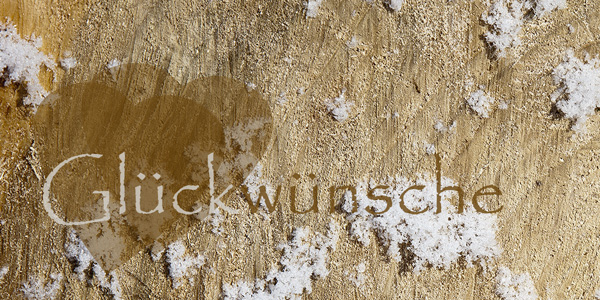 Holzanschnitt mit Schnee und zwei Herzen mit Text "Glückwünsche"