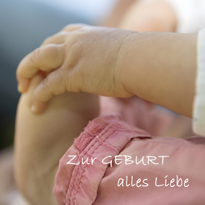 Kinderhand & Kinderfuss mit Text "Zur Geburt alles Liebe"