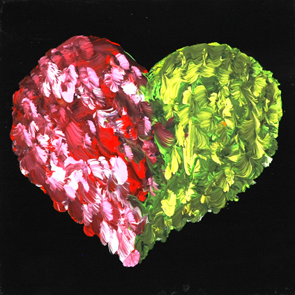 Herz in rotgrün mit Federli auf schwarzem Hintergrund