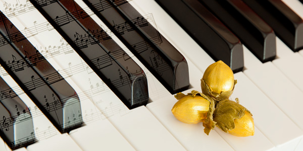 Pianotasten mit Musiknoten, drei Nüsse für Aschenbrödel