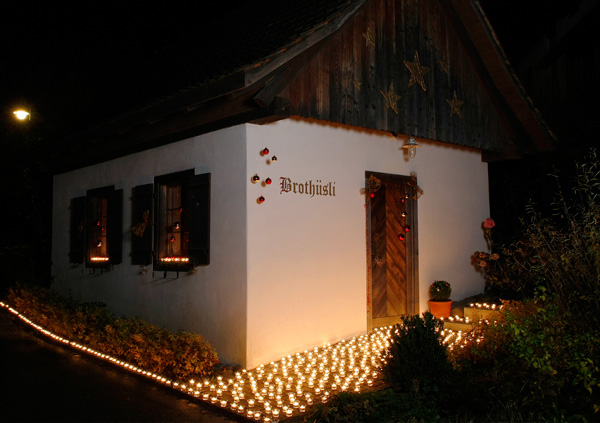 Brothüsli Hünenberg am Abend, beleuchtet mit vielen Teelichter