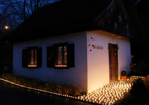 Hünenberg, Brothüsli am Abend mit vielen Teelichter geschmückt