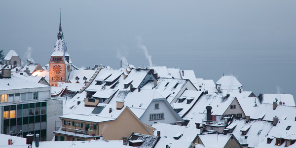Dächer von Zug mit Schnee