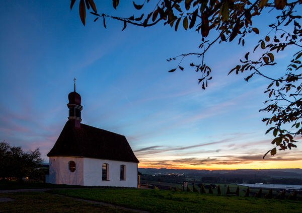 Weinrebenkapelle am Abend in Hünenberg